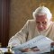 El papa Benedicto XVI lee el periódico en su residencia de verano el 26 de julio de 2010 en Castel Gandolfo, cerca de Roma, Italia. Crédito: Foto de L'Osservatore Romano - Piscina del Vaticano vía Getty Images