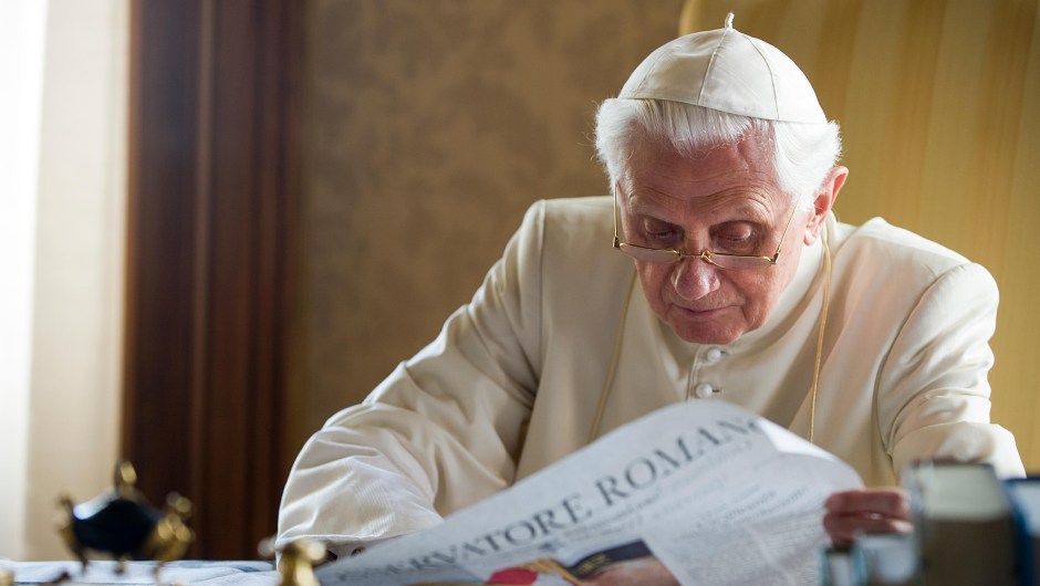 El papa Benedicto XVI lee el periódico en su residencia de verano el 26 de julio de 2010 en Castel Gandolfo, cerca de Roma, Italia. Crédito: Foto de L'Osservatore Romano - Piscina del Vaticano vía Getty Images