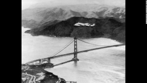 Grandes misterios en la Historia – El Lockheed Electra, pilotado por Amelia Earhart y Fred Noonan, vuela sobre el puente Golden Gate en la salida de un vuelo de vuelta al mundo el 17 de marzo de 1937. Los dos desaparecieron durante un vuelo similar en 1937.