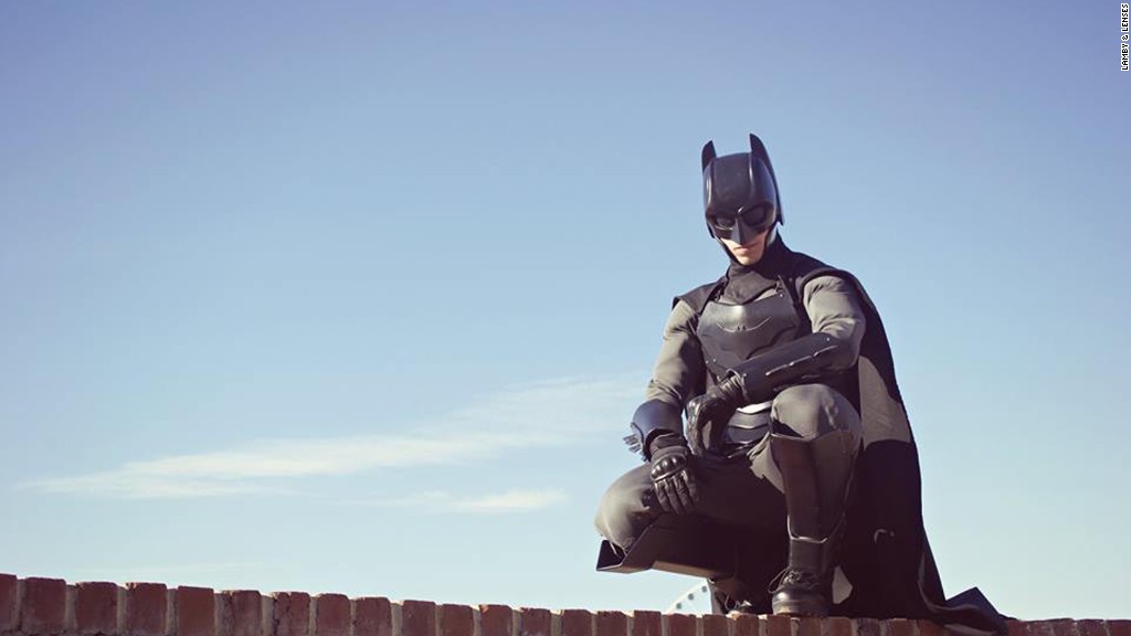 Un estudiante crea un traje de Batman que de hecho funciona | CNN