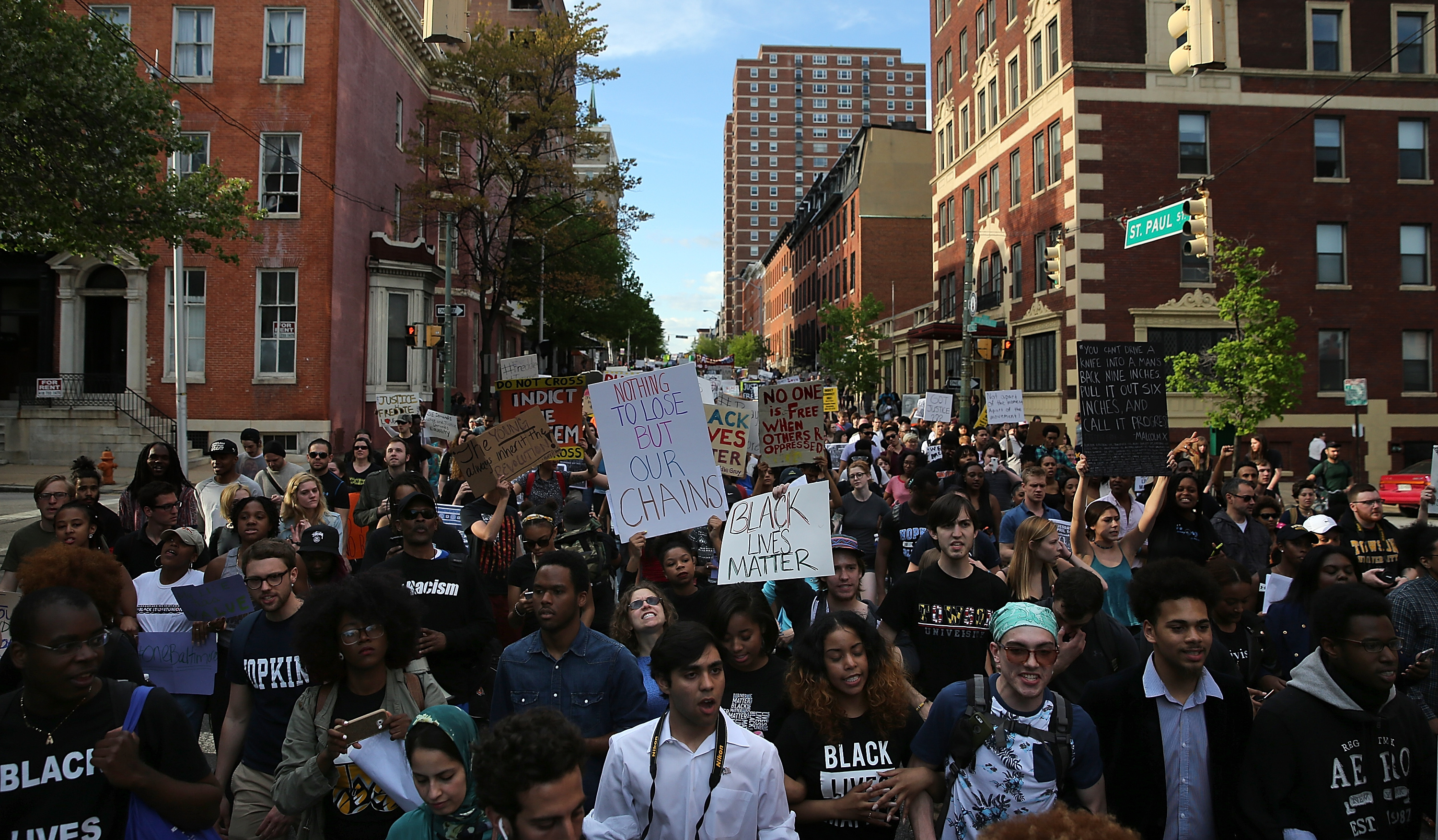 Estudiantes de preparatorias y universidades de Baltimore marchan gritando la consigna “Justicia para Freddie Gray” mientras se dirigen a un mitin frente al gobierno de la ciudad (Getty Images).