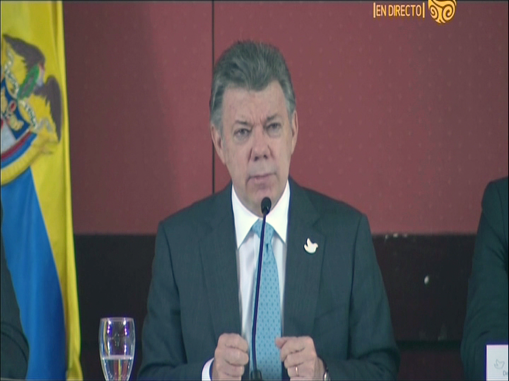 El presidente de Colombia, Juan Manuel Santos, habla desde el hotel Tequendama en Bogotá, el 21 de abril de 2015. Crédito: Señal Institucional