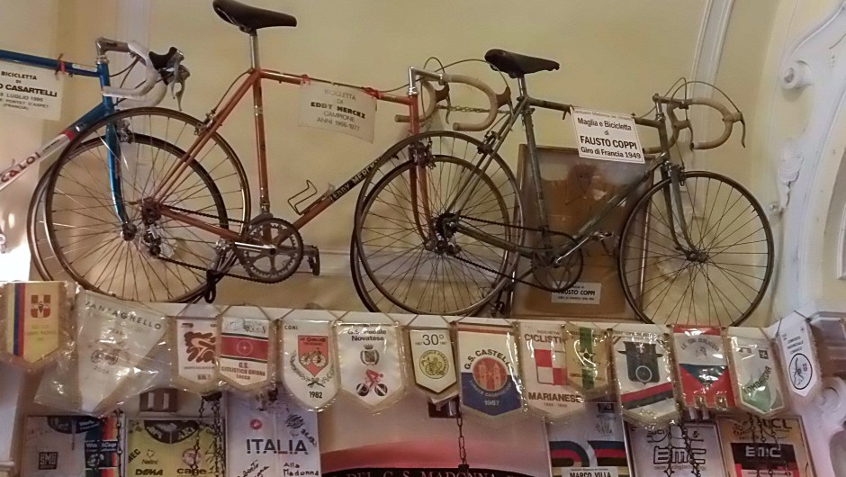 Bicicletas de Merckx y Coppi en el santuario. (Crédito: Ander Izagirre)