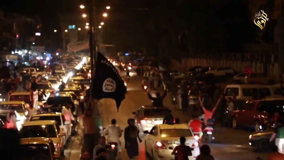 Simpatizantes de ISIS celebran en las calles de la ciudad iraquí la caída de Ramadi (Youtube)