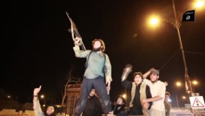 Simpatizantes de ISIS celebran en las calles de la ciudad iraquí la caída de Ramadi (Youtube)