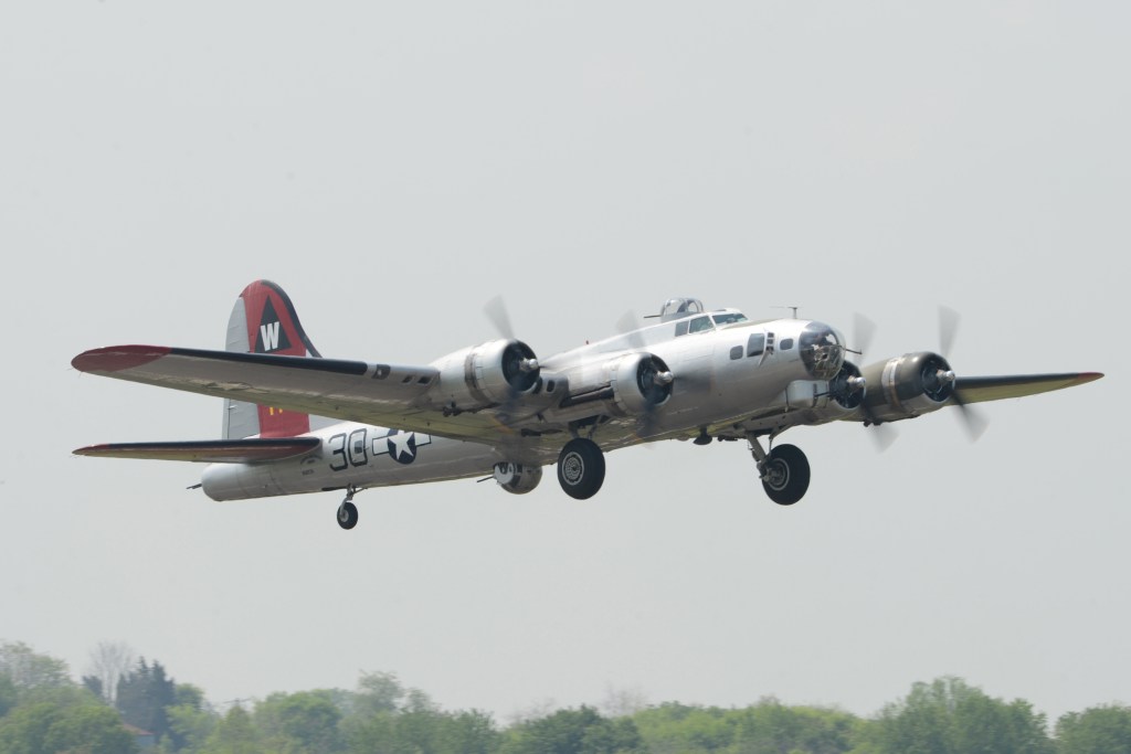 Avión de la Segunda Guerra Mundial aterriza de emergencia en Washington