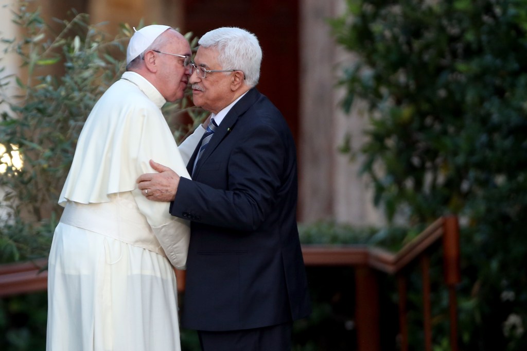 El papa Francisco durante su reunión con el presidente del gobierno autónomo palestino, Mahmoud Abbas, el 8 de junio de 2014 (Crédito: Franco Origlia/Getty Images)
