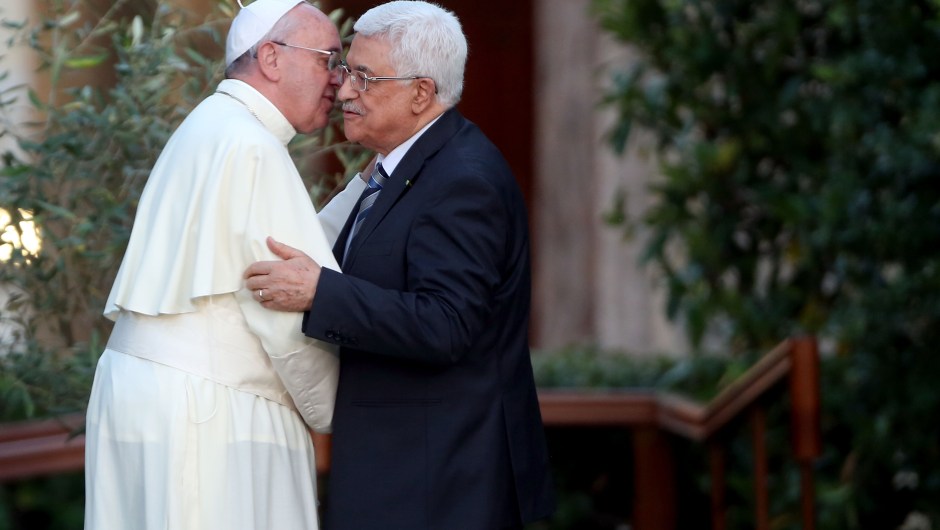 El papa Francisco durante su reunión con el presidente del gobierno autónomo palestino, Mahmoud Abbas, el 8 de junio de 2014 (Crédito: Franco Origlia/Getty Images)