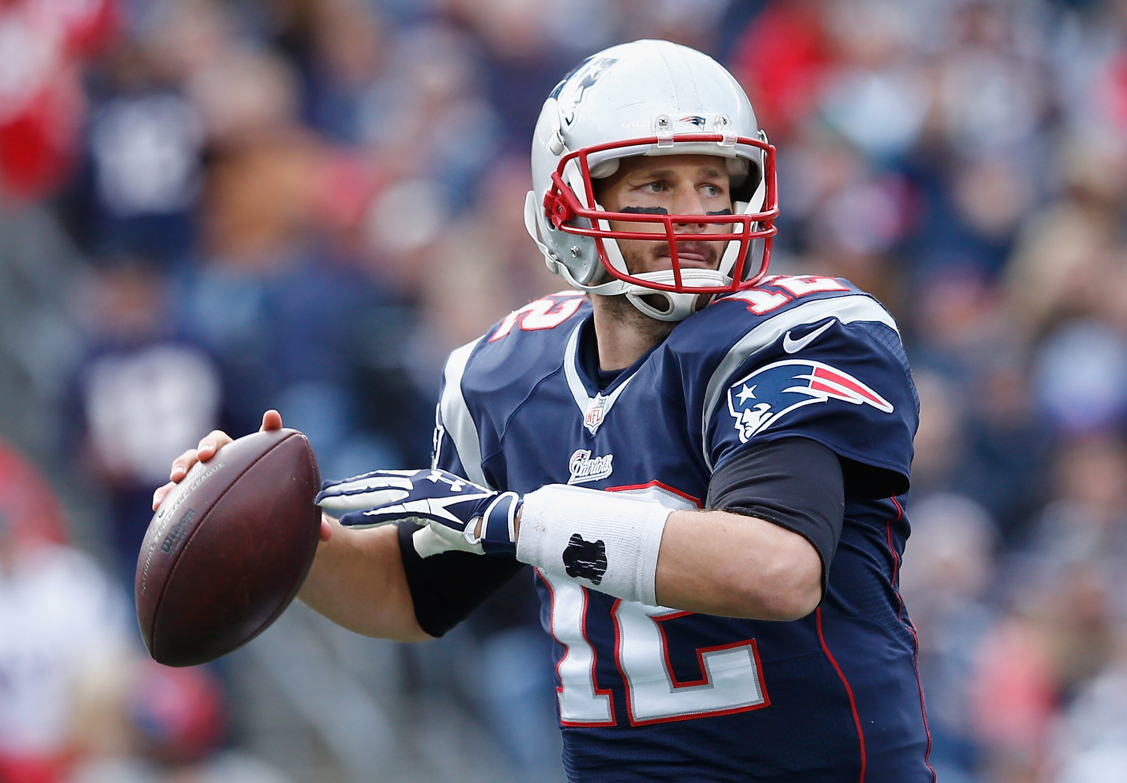 La NFL acusó a mitad del año pasado al mariscal de Campo de los Patriotas, Tom Brady, de incurrir en una conducta en detrimento de la integridad de la liga (Getty Images/Archivo).