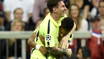 Messi (izq.) y Neymar Jr. se abrazan celebrando el gol del brasileño (Crédito: ODD ANDERSEN/AFP/Getty Images)