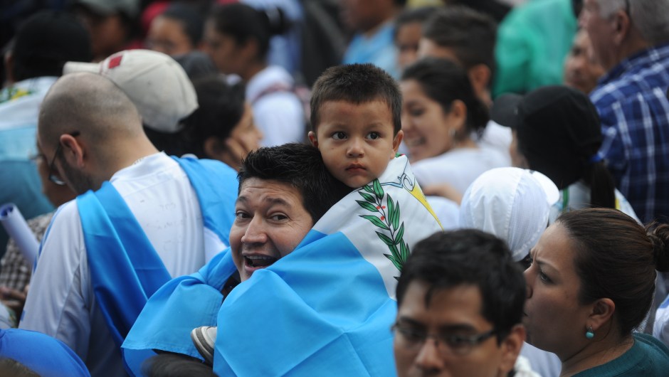 Manifestantes durante la protesta en Ciudad de Guatemala contra la corrupción en el gobierno este sábado 16 de mayo de 2015. Crédito: JOHAN ORDONEZ/AFP/Getty Images
