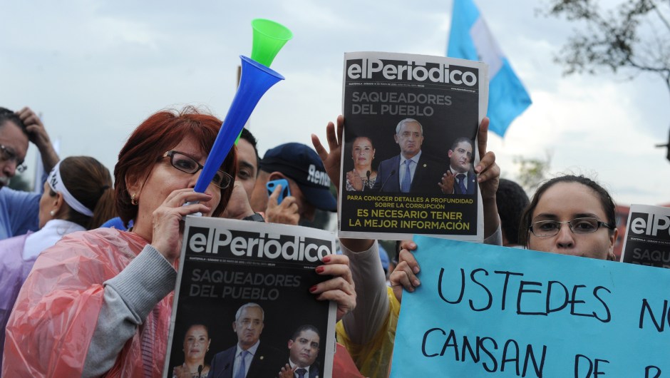 Manifestantes durante la protesta en Ciudad de Guatemala contra la corrupción en el gobierno este sábado 16 de mayo de 2015. Crédito: JOHAN ORDONEZ/AFP/Getty Images