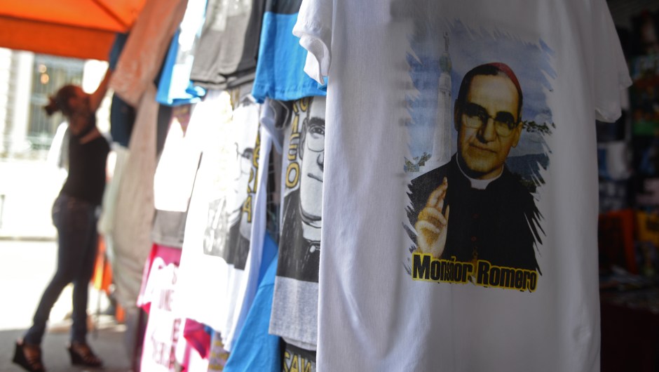 La beatificación de monseñor Oscar Arnulfo Romero ha desatado el fervor de sus miles de seguidores, una oportunidad que ha sido aprovechada por muchos comerciantes para explotar la imagen del obispo asesinado (Crédito: Marvin RECINOS/AFP/Getty Images)