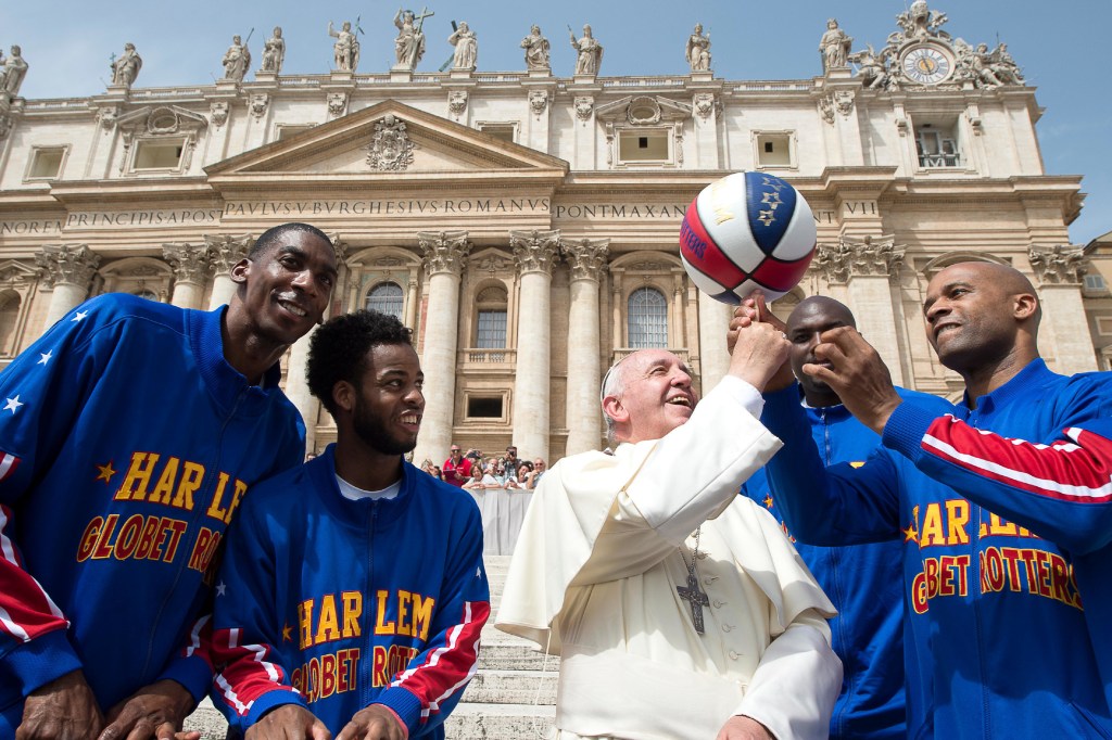 El papa Francisco demostrando sus habilidades con la pelota de baloncesto (Crédito: PRNewsFoto/Harlem Globetrotters)