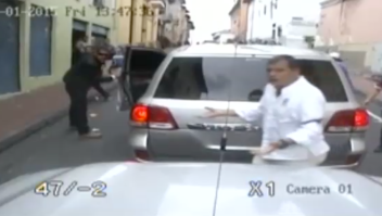 Video del momento en que el presidente Rafael Correa se baja del vehículo presidencial.