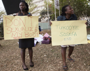 Mujeres ugandesas protestas en Kampala en contra de la recién publicada ley anti pornográfica y la legislación de código de vestir, el pasado 26 de febrero de 2015.  (Crédito: EMMANUEL NEGA/AFP/Getty Images)