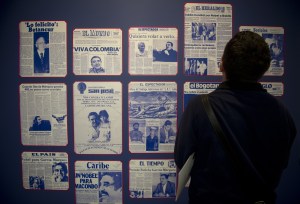 Un visitante de la Feria del Libro de Bogotá en la exposición de los diarios de la época que anunciaban el Nobel de Literatura para el escritor colombiano Gabriel García Márquez. (Crédito:  EITAN ABRAMOVICH/AFP/Getty Images)
