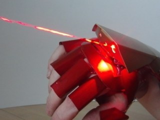 balsa Distinguir aspecto Un fanático del cine crea un guante de Iron Man que dispara rayos láser |  CNN