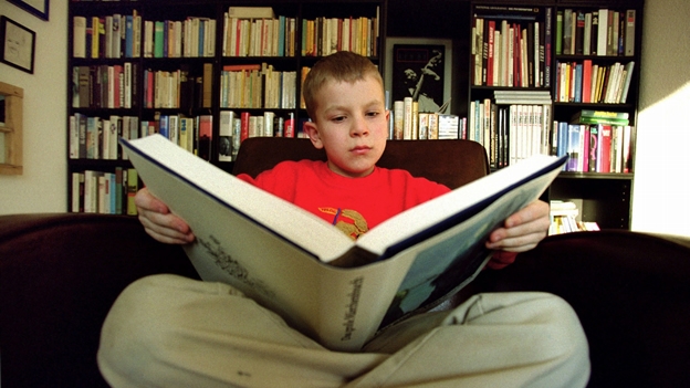 Un menor de edad con problemas de aprendizaje por dislexia trabaja para solucionar su problema, leyendo (Getty Images/Archivo).