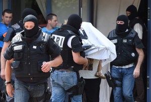 Fuerzas especiales francesas escoltan a una mujer no identificada y la ayudan a salir del edificio en el que sucedió el ataque terrorista (Crédito:PHILIPPE DESMAZES/AFP/Getty Images)
