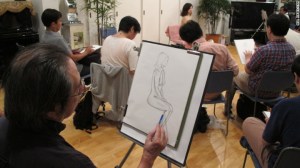 La organización White Hands imparte clases a hombres de edad media para que pinten mujeres desnudas, un acercamiento al género opuesto. 