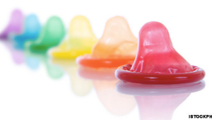 Un grupo de jóvenes británicos creó un condón que tiene un detector integrado que cambia de color al contacto con bacterias de infecciones de transmisión sexual.