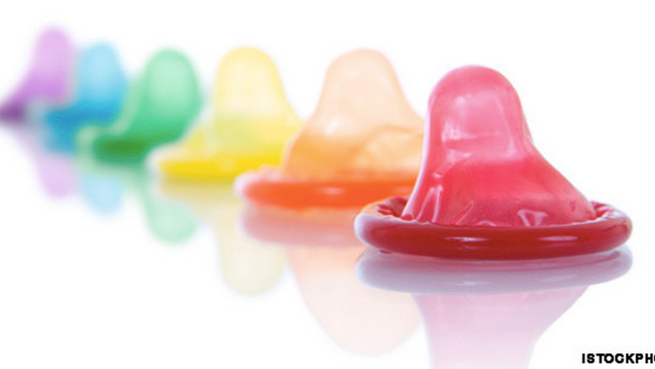 Un grupo de jóvenes británicos creó un condón que tiene un detector integrado que cambia de color al contacto con bacterias de infecciones de transmisión sexual.