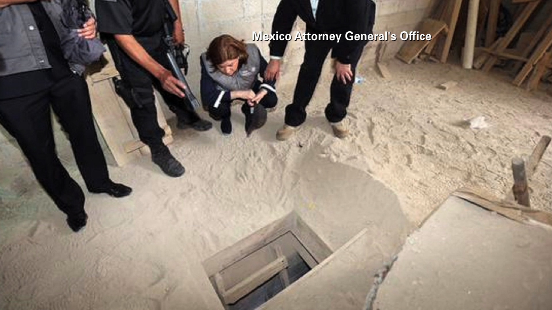 Autoridades mexicanas revisan el túnel por el que había corrido Joaquín 'el Chapo' Guzmán.