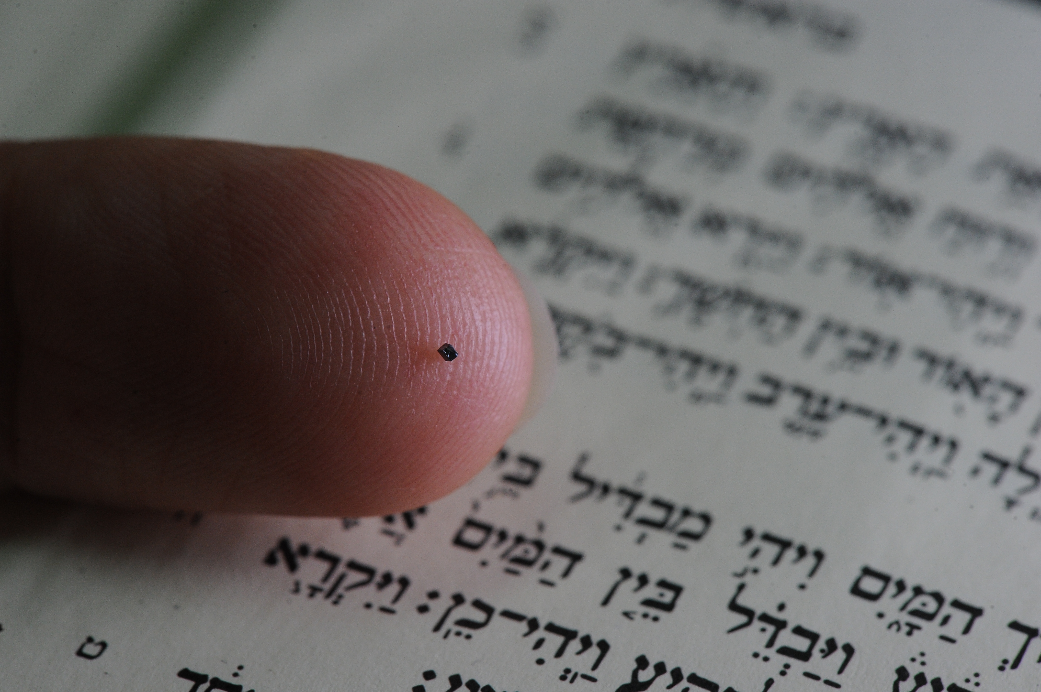 La Biblia más pequeña del mundo cabe en la punta de un bolígrafo