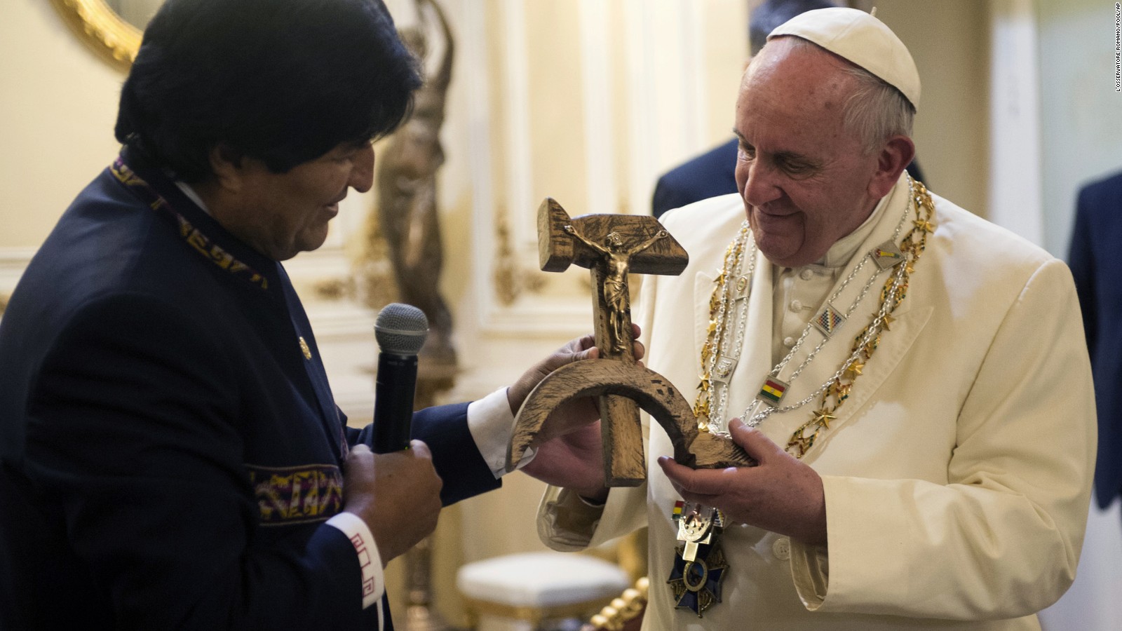 La hoz y el martillo soviéticos del crucifijo que Evo al papa no representan a Bolivia | CNN