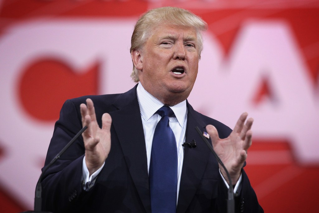 Donald Trump encabeza por primera vez una encuesta nacional entre los aspirantes republicanos.