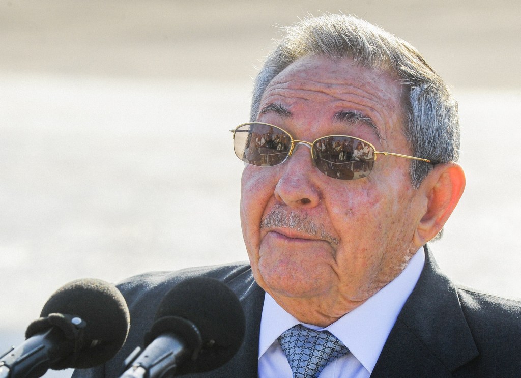 El presidente cubano Raúl Castro en el aeropuerto José Martí de La Habana el 12 de mayo de 2015. Crédito: YAMIL LAGE/AFP/Getty Images.
