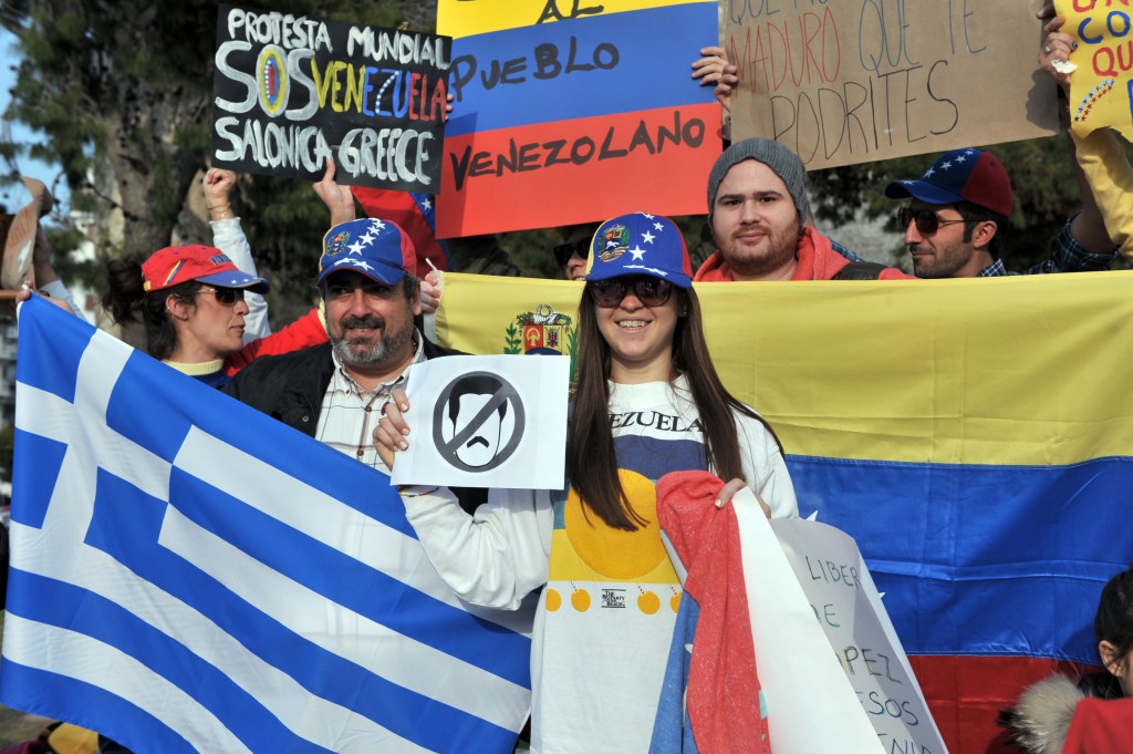 Venezolanos residentes en Grecia protestan contra el gobierno de su país en Salónica el 22 de febrero de 2014 (Crédito: SAKIS MITROLIDIS/AFP/Getty Images)