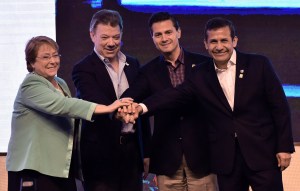 Los presidentes de Chile, Michelle Bachelet; de Colombia, Juan Manuel Santos; de México, Enrique Peña Nieto, y Ollanta Humala, de Perú, participaron en la X Cumbre de la Alianza del Pacífico en Lima. (Crédito: CRIS BOURONCLE/AFP/Getty Images)