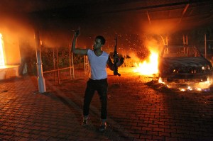 En septiembre de 2012, en el ataque al consulado de EE.UU. en Bengasi murieron el embajador Christopher Stevens y otros tres funcionarios estadounidenses. (Crédito: Archivo/STR/AFP/Getty Images).