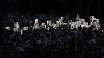 Cientos de personas sostienen retratos de las víctimas del atentado contra la AMIA durante la conmemoración del vigésimo primer aniversario del ataque en Buenos Aires, el 17 de julio de 2015. (Crédito: ALEJANDRO PAGNI/AFP/Getty Images)