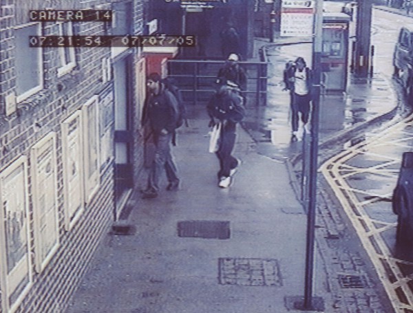 Los atacantes fueron captados por cámaras de seguridad entrando al metro de Londres (Metropolitan Police via Getty Images).
