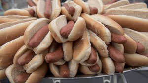 Cientos de 'hot dogs' fueron puestos en bandejas, para el Concurso Internacional de Comer Hot Dogs Nathan's Famous el pasado 4 de julio. (Crédito: Tina Fineberg/AFP)