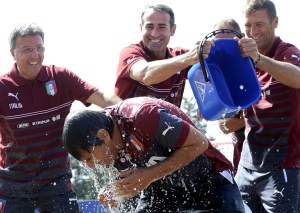 17 millones de personas se unieron al popular 'Ice Bucket Challenge' en 2014, entre ellos la selección nacional de fútbol de Italia, en la fotografía tomada en septiembre de ese año.  (Crédito: ALBERTO PIZZOLI/AFP/Getty Images)