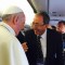 José Levy hablando con el papa Francisco durante uno de los viajes papales.