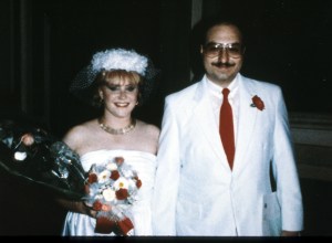 Anne Henderson Pollard y su esposo Jonathan Pollard el día de su boda el 9 de agosto de 1985, en Italia. La pareja fue acusada de vender secretos de EE.UU. a Israel y China. (Crédito: Liaison/GettyImages)
