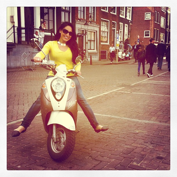 Alejandra Oraa recorriendo las calles de Amsterdam. (Crédito: Alejandra Oraa/CNN)
