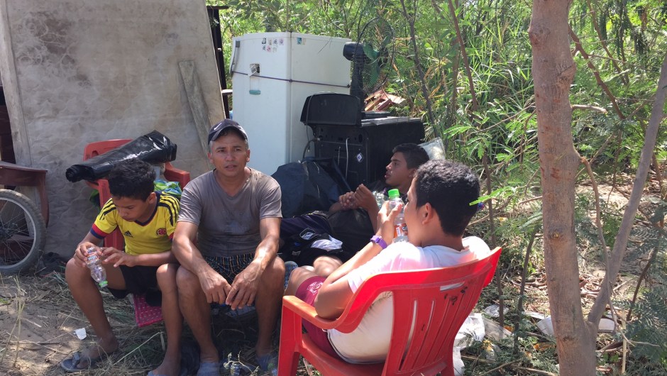 Una familia hizo un campamento improvisado cerca a la orilla del río. No tienen a donde ir aunque tienen todos sus enseres. (Crédito: CNN/Melissa Velásquez Loaiza)