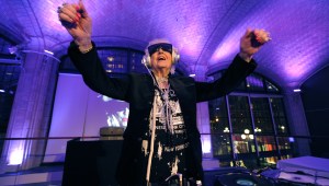 Ruth Flowers, conocida como DJ Mamy Rock, una deejay septuagenaria. Crédito: TIMOTHY A. CLARY/AFP/Getty Images