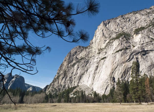 Una foto tomada el 8 de marzo de 2014 muestra un paisaje en el valle de Parque Nacional Yosemite. Unas 3.7 millones de personas visitan el parque cada año, y la mayoría pasan el tiempo en los 18 kilómetros cuadrados del Valle de Yosemite (AFP/Getty Images/Archivo).