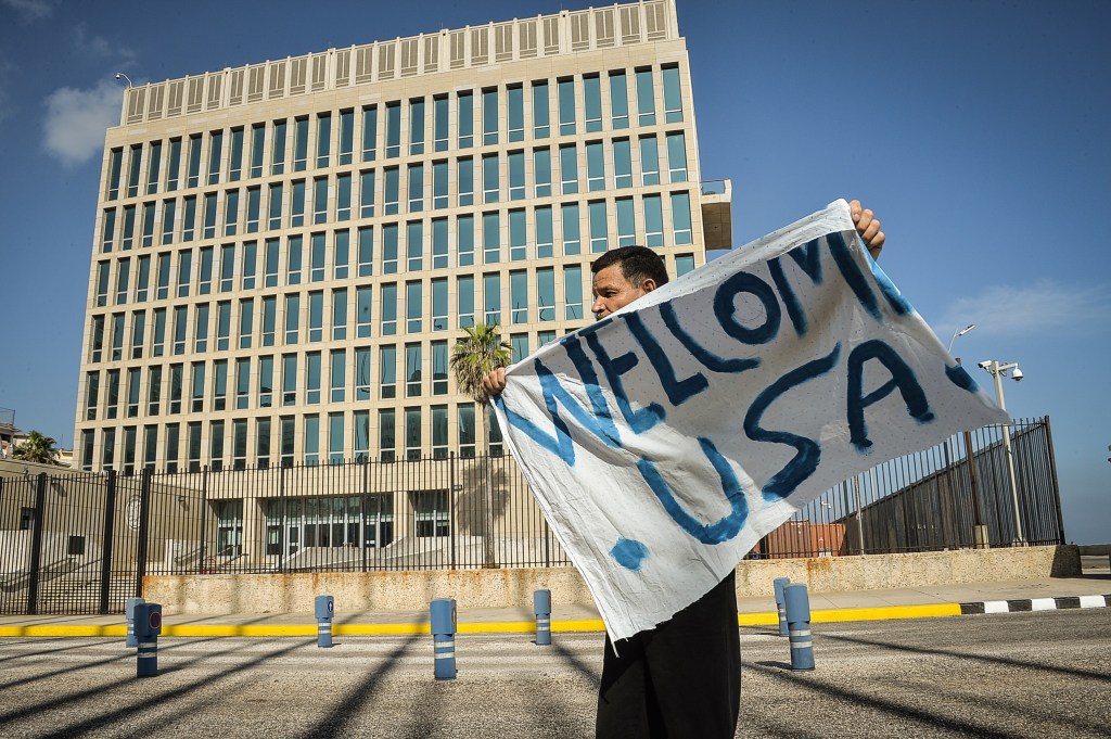 Un hombre muestra una pancarta de bienvenida frente a la embajada de Estados Unidos en La Habana el 20 de julio de 2015. Crédito: ADALBERTO ROQUE/AFP/Getty Images.