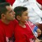 El niño balsero Elián González junto a su padre en una ceremonia el 26 de julio de 2003 para celebrar el 50 aniversario del asalto al cuartel Moncada. Crédito: ADALBERTO ROQUE/AFP/Getty Images.