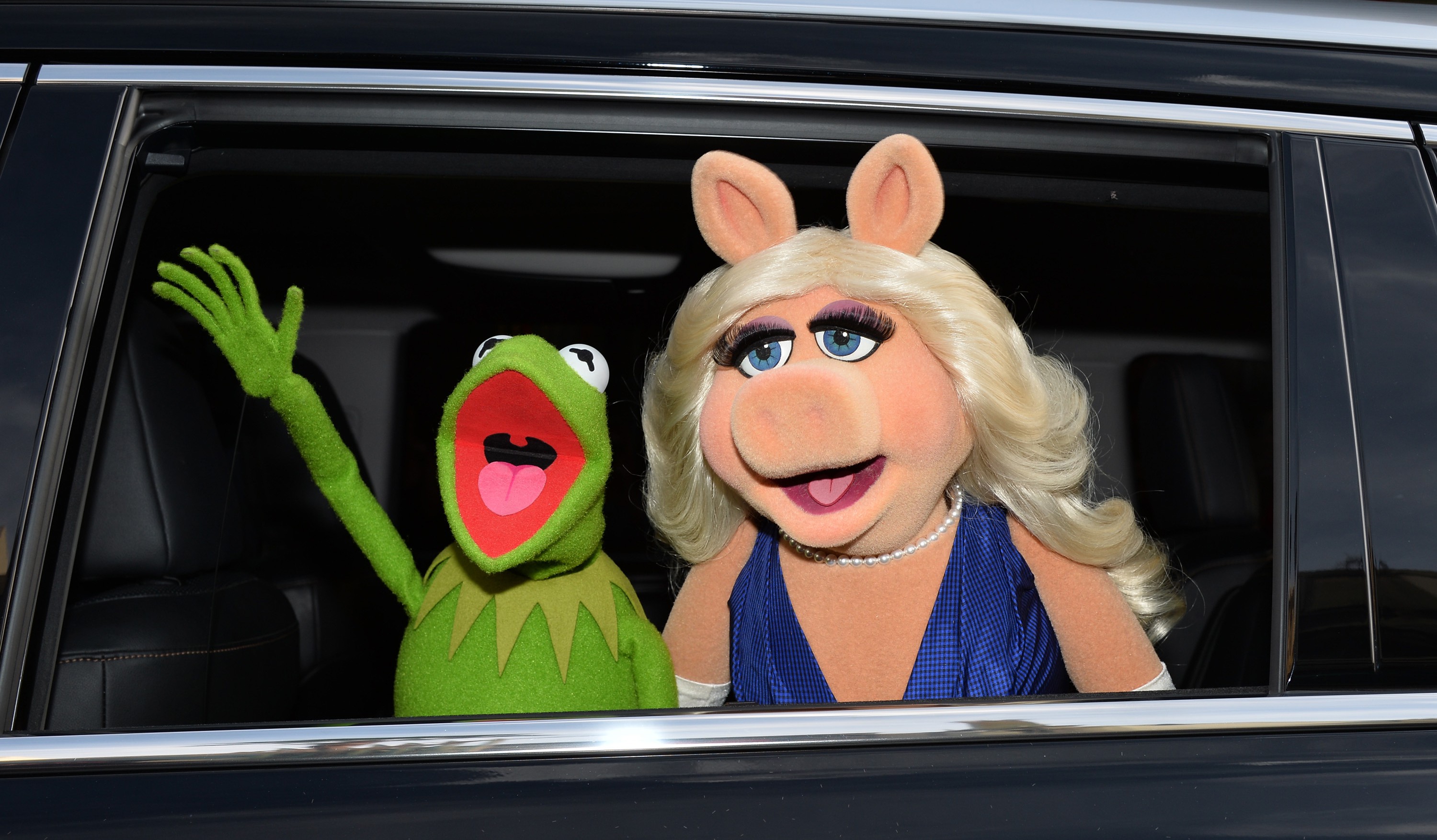 Miss Piggy y la Rana René llegan al estreno de la cinta Muppets Most Wanted en Hollywood, California. (Crédito: Kevin Winter/Getty Images)