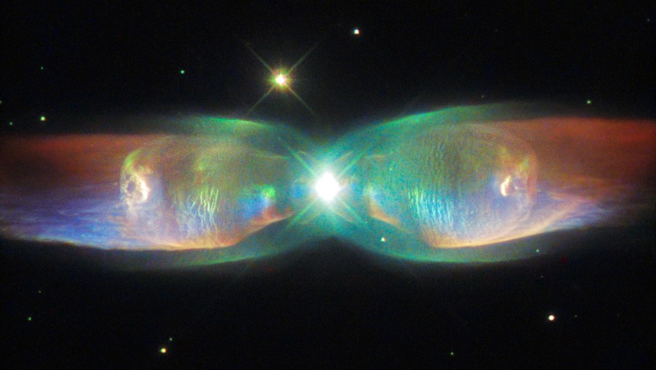 The Twin Jet Nebula, or PN M2-9, is a striking example of a bipolar planetary nebula. Bipolar planetary nebulae are formed when the central object is not a single star, but a binary system, Studies have shown that the nebula’s size increases with time, and measurements of this rate of increase suggest that the stellar outburst that formed the lobes occurred just 1200 years ago. Mariposa cósmica Nasa Hubble
