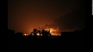 Una refinería de petróleo arde luego de un ataque de ISIS en el norte de Selahaddin, en Baji.
